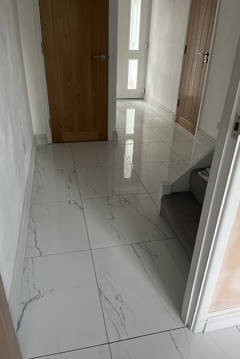 Wood-effect wall tiling behind a WC in a modern downstairs cloakroom
